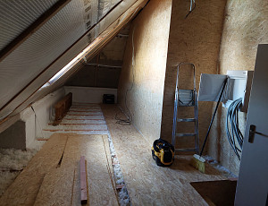 Zateplení stropu rodinného domu pomocí foukané izolace